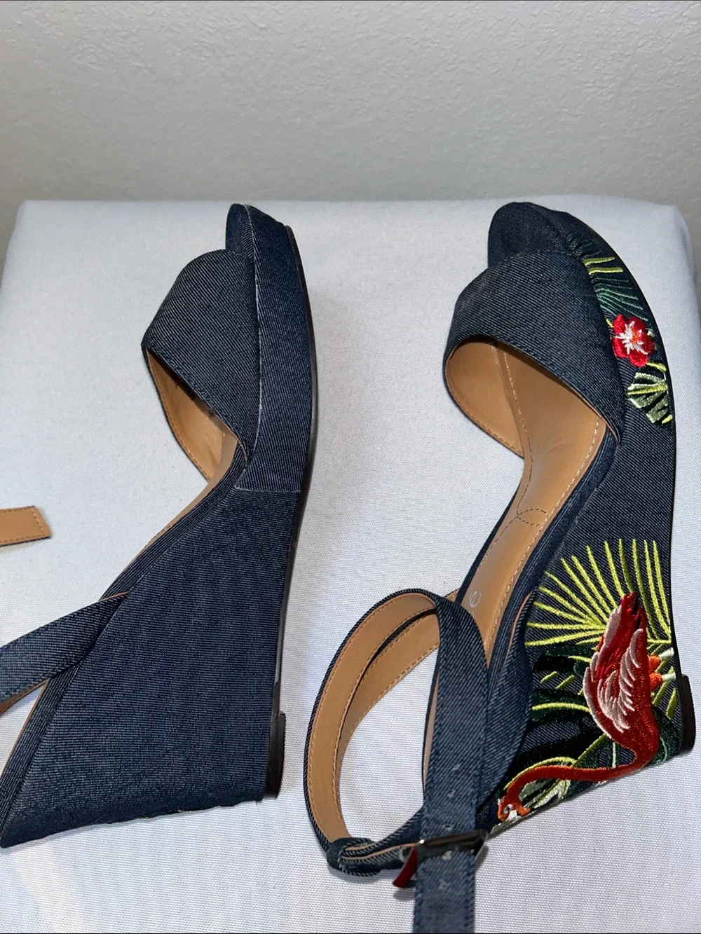 J. Renee EUC White with Toucan Sea Greens Burlap Look Platform Wedge Sz 7.5 Wide